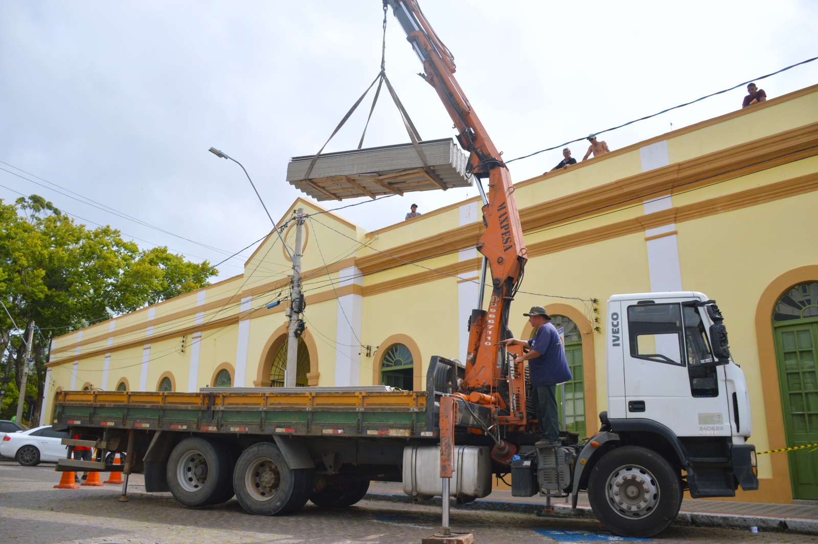 Avança obra de reforma no telhado do Mercado Público Municipal